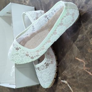 Size 6 white lace teacup shoes